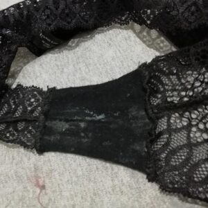 bragas negras manchadas de flujo premenstrual
